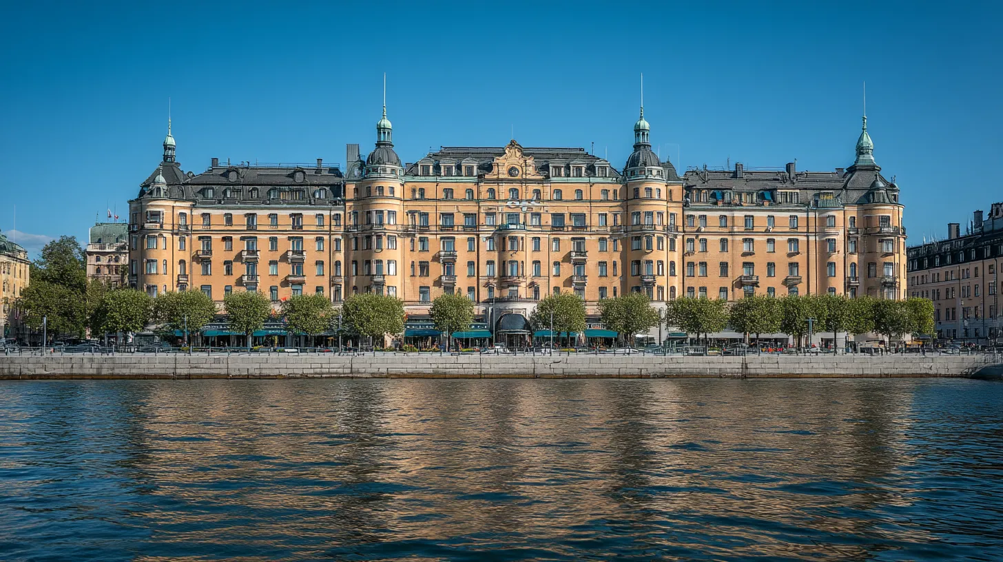 Utsikt över Hotell Stockholm Grand Hotel vid vattnet en solig dag
