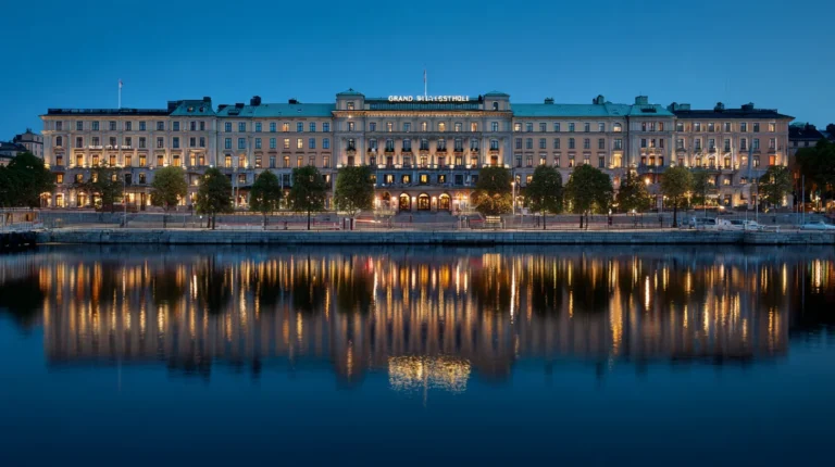 Grand Hôtel Stockholm sett från vattnet i solsken