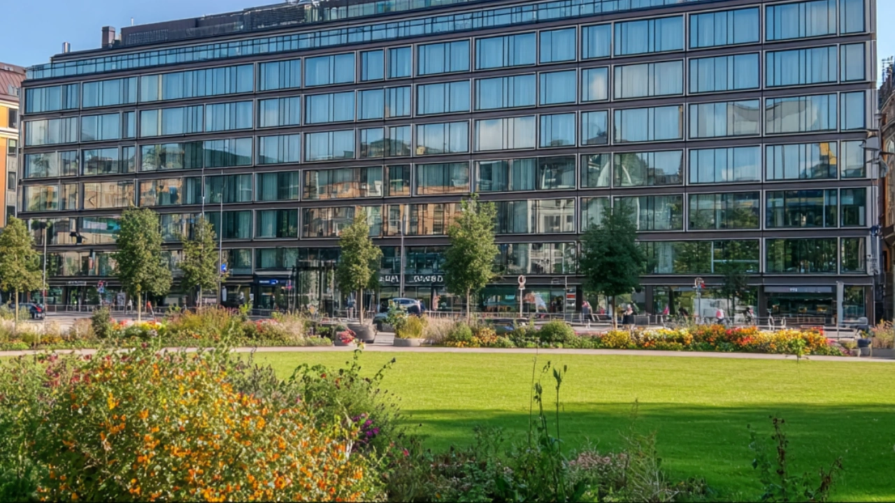 Hotell Stockholm Clarion Sign fasad vid Norra Bantorget i Stockholm en solig dag.