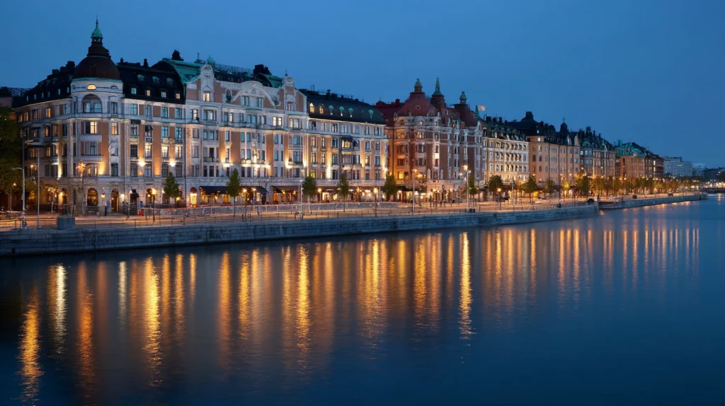 Kvällsvy över Stockholm med hotell och spa vid vattnet