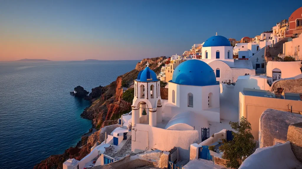 resor Grekland â Santorini kust och blĂ„ kupoler i soluppgĂ„ng