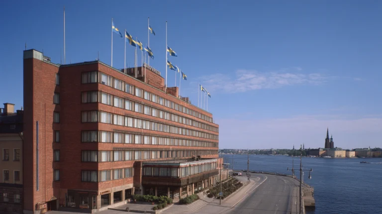 Sheraton Hotell Stockholm vid Riddarfjärden en solig dag
