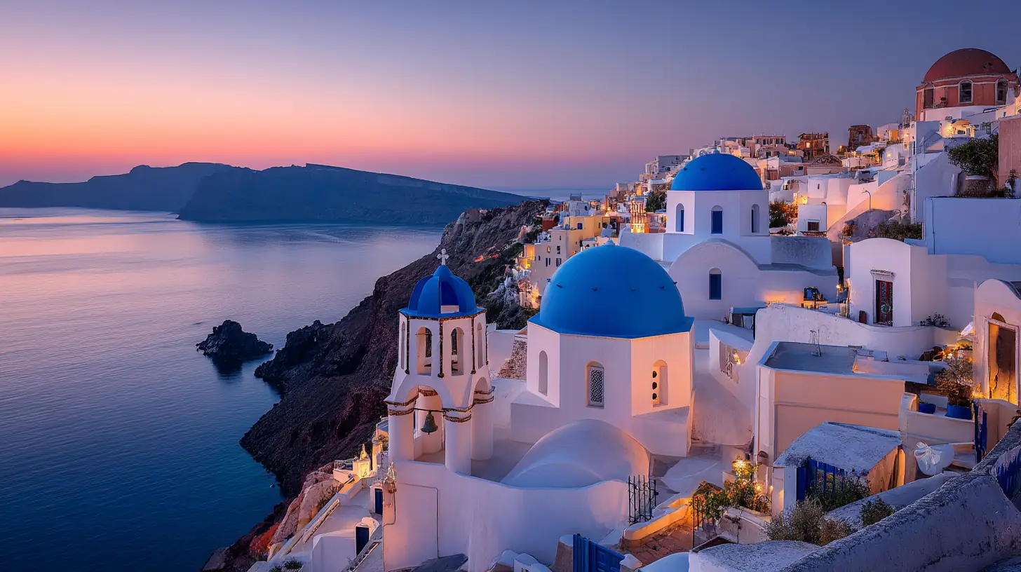 Vilken grekisk ö är finast – vy över Santorini i solnedgång med vita hus och blå kupoler vid kalderan.